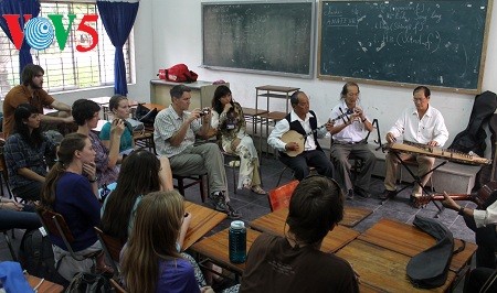 Can Tho city promotes traditional amateur singing - ảnh 1